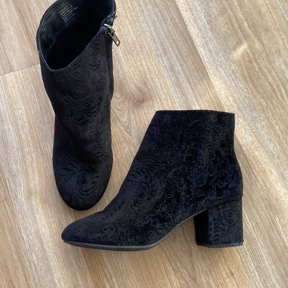 Zigi Soho Black Velvet ankle boots - vintage inspired w floral detail block heel